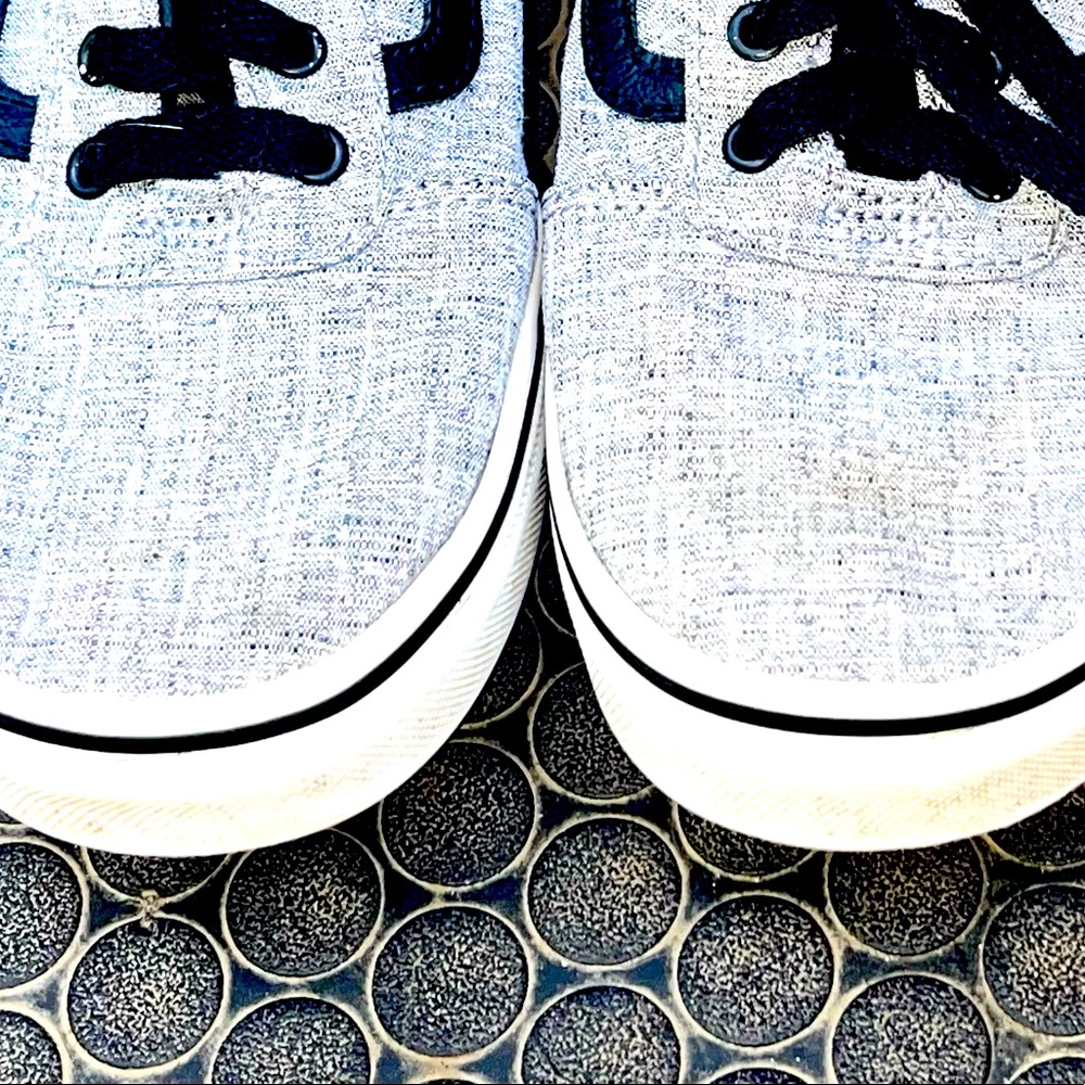 Vans Off the Wall shoes size 6y. Barely work.